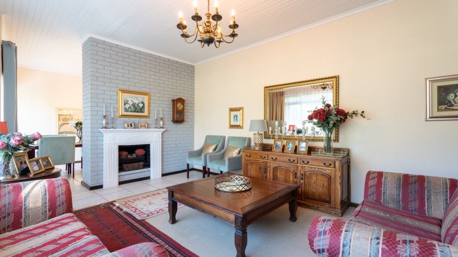 5 Bedroom Property for Sale in Uniepark Western Cape